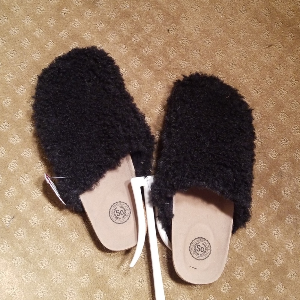 Black fuzzy slippers